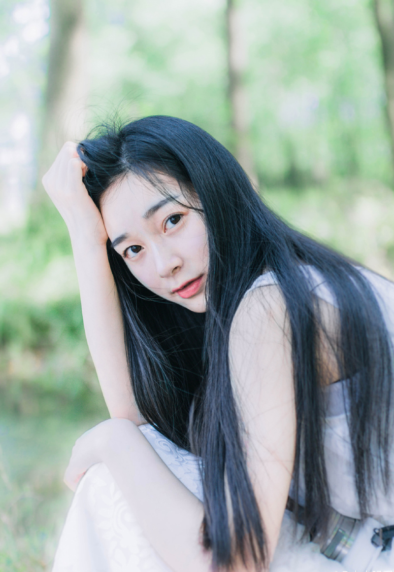 说话间，手中令旗却是连连挥动，三千精锐迅速拍成三排，在地方并不算宽广的盆地地带开始向对方进行权限碾压，一把把早已上好了箭匣的连弩隔着三百步就开始射箭，却见对面阵中迅速取出一面面滕盾。
